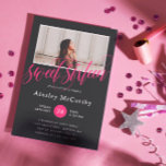 Invitation Calligraphie rose noir et chaud flûtes Photo Sweet<br><div class="desc">Sweet sixteen noir et rose chaud invitation de célébration avec Sweet sixteen écrit dans un magnifique script de calligraphie rose, riche de tourbillons au-dessus d'une photo de la fille d'anniversaire dans un cadre blanc mince. Le texte de l'invitation est écrit en blanc contre un arrière - plan noir. Le dos...</div>