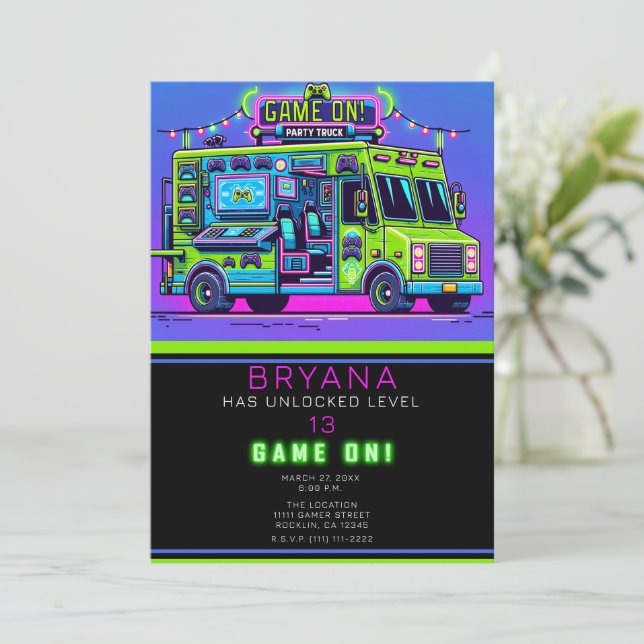 Invitation Camion de jeu violet vert anniversaire de Gamer Pa (Debout devant)