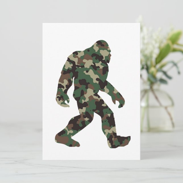 Invitation Camo Bigfoot Sasquatch (Debout devant)