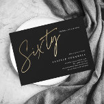 Invitation Carte Postale 60e anniversaire moderne élégant script noir & or<br><div class="desc">L'invitation minimaliste moderne 60e anniversaire comprend stylé faux feuille d'or numéro écriture manuscrite Soixante et vos détails de fête dans la police serif classique sur couleur arrière - plan noir, simple et élégant, grande surprise adulte jalon invitation anniversaire pour les hommes et les femmes. la couleur arrière - plan noir...</div>