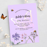 Invitation Carte Postale Anniversaire papillon violet fleur sauvage rose<br><div class="desc">Un arrière - plan violet,  couleur lavande. Décoré d'abeilles et de fleurs sauvages peints en violet et rose et d'un grand papillon. Personnalisez et ajoutez un nom et des détails du parti.</div>