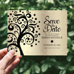 Invitation Carte Postale Bat mitzvah Date de sauvegarde Arbre noir de vie O<br><div class="desc">Assurez-vous que tous vos amis et parents pourront célébrer le Bat mitzvah de votre fille! Envoyez cette carte postale faire-part étonnante, sophistiquée et personnalisée "Save the Date". Un arbre noir graphique avec l'étoile de David et un script de calligraphie "feuille" et noir, superpose un pointes de parties scintillant en or...</div>