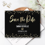 Invitation Carte Postale Bat Mitzvah Enregistrez la date Moderne Or Noir Sc<br><div class="desc">Assurez-vous que tous vos amis et proches pourront célébrer le Bat Mitzvah, ce moment important pour votre fille ! Envoyez cette superbe carte postale moderne de « Save the Date » avec une annonce. Un script de calligraphie en faux or graphique, une étoile de David et des confettis se superposent...</div>