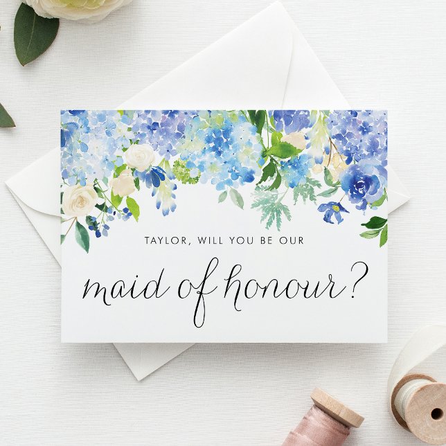 Invitation Carte Postale Blue Hydrangea et le Rose ivoire Maid of Honor (Blue hydrangea & white rose maid of honour card with greenery accents for romantic floral weddings.)