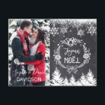 Invitation Carte Postale Charming JOYEUX NOËL Chalkboard Photo<br><div class="desc">Design élégant et moderne, typographie "JOYEUX NOËL", sur un arrière - plan en damier avec des flocons de neige et des arbres et votre photo. Utilisez l'outil Personnaliser pour ajouter votre propre photo (couple, enfants, photo de famille, photo d'animal de compagnie), changer la couleur des noms pour s'adapter à vos...</div>