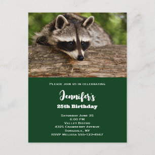 Invitation Carte Postale Cute Raccoon reposant sur un journal Anniversaire