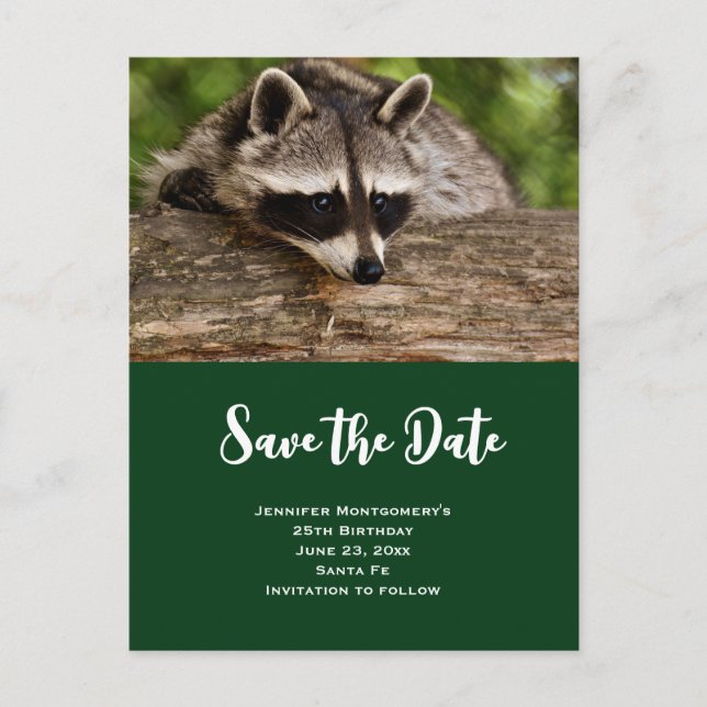 Invitation Carte Postale Cute Raccoon reposant sur un journal Enregistrer l (Devant)