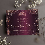 Invitation Carte Postale Doux 16 rose bordeaux parties scintillant or tiara<br><div class="desc">Pour un élégant Sweet 16, 16e anniversaire. Une couleur arrière - plan à l'aspect faux métallique bordeaux. Décoré avec de la poussière de parties scintillant en faux or rose et une tiare, couronne. Personnalisez et ajoutez un nom, un âge et des détails de la fête. Le nom est écrit avec...</div>