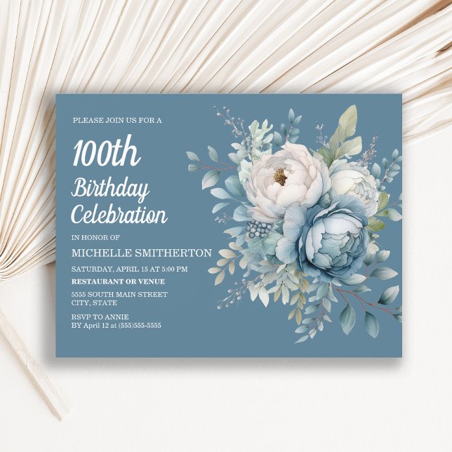 Invitation Carte Postale Elégante Florale Bleue Blanc féminin 100e annivers (Elegant blue and white floral on blue 100th birthday party invitation)