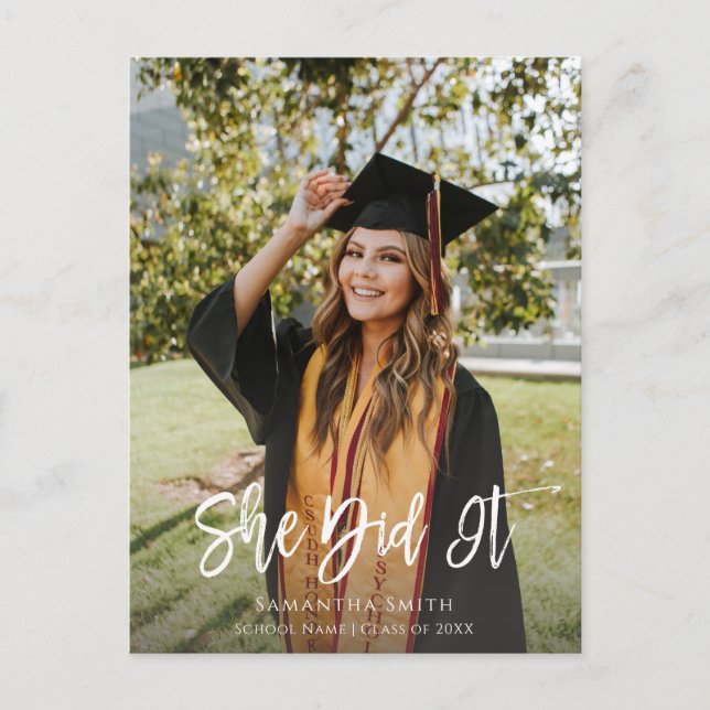 Invitation Carte Postale Elle L'A Fait Script Moderne Girl Photo Graduation (Devant)