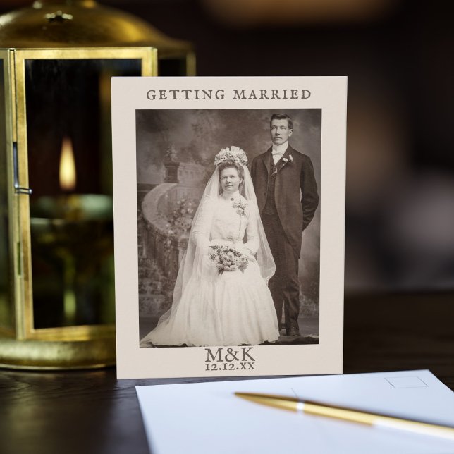 Invitation Carte Postale Enregistrer la date Mariage de l'invitation Couple (A Victorian wedding couple invites you to send this postcard with your initials and wedding date. )