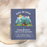 Invitation Carte Postale Fête d'anniversaire de la Marine moderne Blue Camp<br><div class="desc">Une jolie scène de camping avec des pins, une tente, un barbecue, un panier de pique-nique, une guitare, un feu de bois, un volley, un transat et un parasol, une valise, une radio et un cerf-volant. Voyez si vous pouvez trouver tous les éléments! L'arrière - plan est bleu marine. "HIKE...</div>