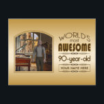 Invitation Carte Postale Gold 90th Birthday Meilleur cadre photo personnali<br><div class="desc">Célébrez l'anniversaire marquant de votre personne âgée préférée avec ce cadeau classe qui leur rappelle à quel point ils sont fabuleux. Des lignes épurées et des tons bruns, or et crème composent ce cadre simple mais élégant qui peut être customisé avec votre photo préférée, les noms, les initiales ou d'autres...</div>
