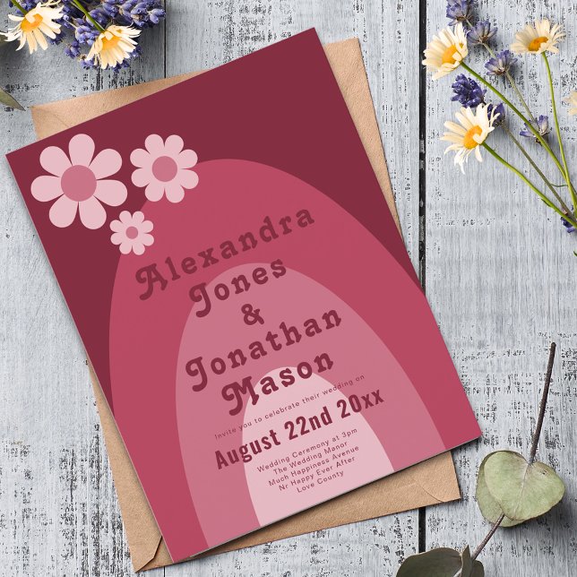Invitation Carte Postale Mariage budget moderne Retro Daisy Arch rose (Retro daisy arch groovy pink budget wedding invitation postcard)