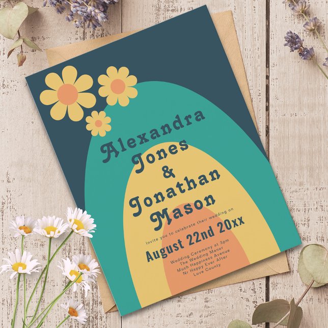 Invitation Carte Postale Mariage Moderne Rétro Arche de Daisy (Retro daisy arch 70s vintage wedding invitation groovy typography blue green yellow orange)