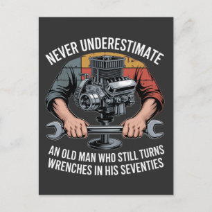 Invitation Carte Postale Ne sous-estimez jamais un homme qui tourne encore 