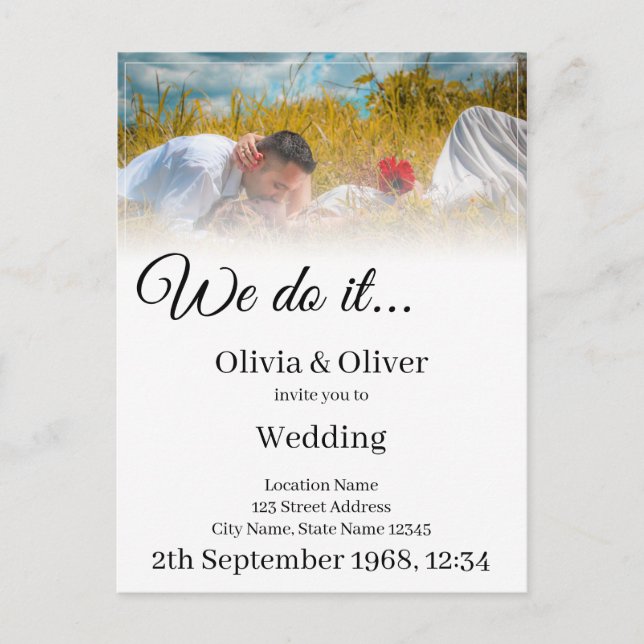 Invitation Carte Postale Nous le faisons - Couple s'embrassant dans une pra (Devant)