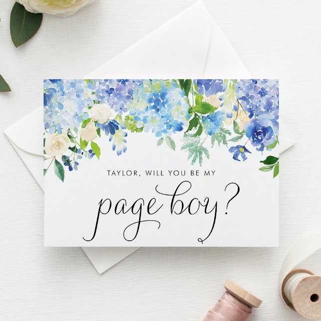 Invitation Carte Postale Page Blue Hydrangea et White Rose Garland Boy (Blue hydrangea and white rose page boy card with greenery accents for classic floral weddings.)