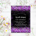 Invitation Carte Postale Parties scintillant noire violet d'anniversaire gl<br><div class="desc">Une invitation moderne, élégante et glamour pour une fête d'anniversaire de 21e (ou tout âge). Un arrière - plan noir avec de la poussière de parties scintillant en faux violet. Le nom est écrit avec un script de style moderne écrit à la main. Personnalisez et ajoutez les détails de votre...</div>