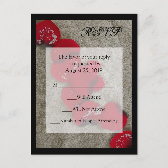 Invitation Carte Postale Pétales de rose rouge sur Sand Beach Wedding RSVP (Devant)