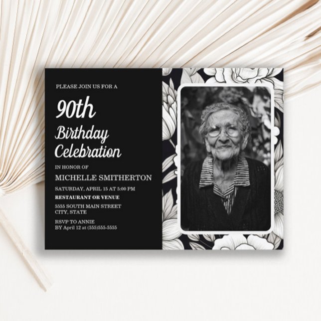 Invitation Carte Postale Photo de femme noire blanche florale 90e anniversa (Black and white 90th birthday photo invitation)