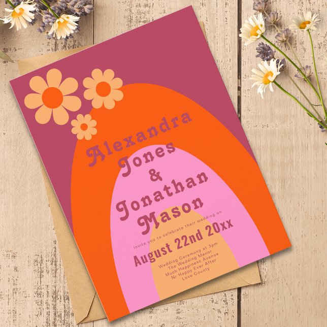 Invitation Carte Postale Rétro moderne les années 70 Mariage Super (Modern retro daisy arch groovy typography orange pink budget wedding invitation postcard)