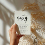 Invitation Carte Postale Soixante | 60e Soirée d'Anniversaire Noir & Blanc<br><div class="desc">Cette invitation à la fête du 60e anniversaire, moderne, noire et blanche, présente une typographie moderne et classe. Le mot "soixante" apparaît dans la calligraphie de style script. Parfait pour donner le ton élégant pour une merveilleuse fête du soixantième anniversaire. Le jeu de couleurs de l'invitation est facile à customiser...</div>