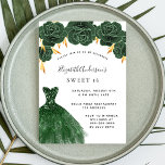 Invitation Carte Postale Sweet 16 couleur vert émeraude robe or floral<br><div class="desc">Une invitation moderne, élégante et glamour pour une fête Sweet 16, 16e anniversaire. Sur le devant : Un arrière - plan blanc avec de la poussière de parties scintillant en faux vert, une robe vert émeraude et des roses verts, des fleurs. Le nom est écrit avec un script de style...</div>