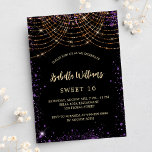 Invitation Carte Postale Sweet 16 noir violet parties scintillant or glamou<br><div class="desc">Pour un élégant Sweet 16, 16e anniversaire. Un arrière - plan noir élégant. Décoré avec de la poussière de parties scintillant en faux or violet et des cordes lumineuses dorées. Personnalisez et ajoutez un nom, un âge et des détails de la fête. Le nom est écrit avec un script de...</div>