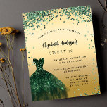 Invitation Carte Postale Sweet 16 robe vert émeraude élégante fête<br><div class="desc">Une invitation moderne, élégante et glamour pour une fête Sweet 16, 16e anniversaire. Sur le devant : Un arrière - plan à l'allure fausse or avec confetti vert, une robe vert émeraude. Le nom est écrit avec un script de style moderne écrit à la main. Personnalisez et ajoutez les détails...</div>