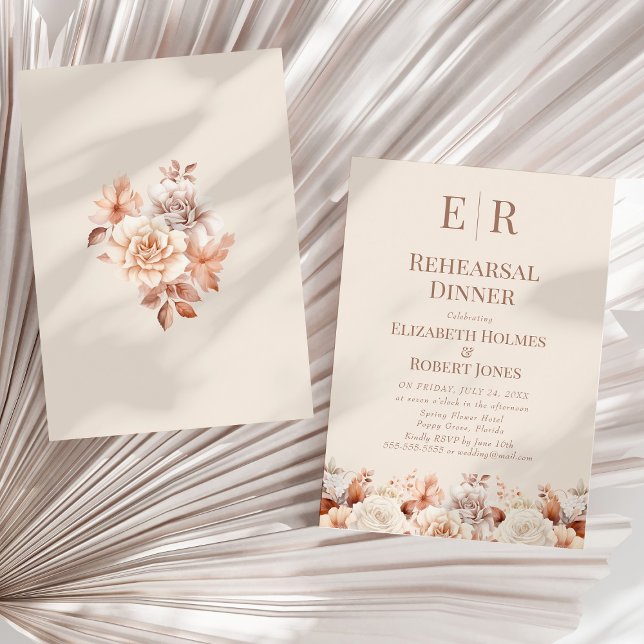 Invitation Carton d'invitation au dîner de répétition Blush B (Rose Gold Mousse Floral Monogram Rehearsal Dinner Invitation on a sunny neutral dry palm leaf.)
