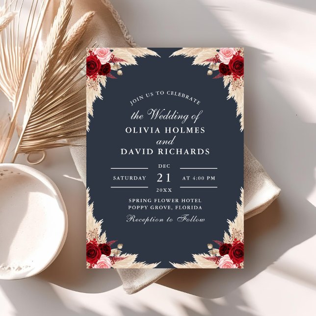 Invitation Carton d'invitation de mariage aux Roses Tropicale (Midnight Blue Tropical Roses Wedding Invitation on a boho table with dry palm leaf.)