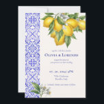 Invitation Carton d'invitation de mariage Citron de la Côte d<br><div class="desc">Un modèle de carton d'invitation de mariage d'inspiration méditerranéenne présentant des citrons à l'aquarelle, des fleurs blanches délicates et des bordures de carreaux bleus classiques d'Azulejo. Idéal pour les célébrations estivales ou les mariages de destination italiens. Ceci est un modèle numérique entièrement modifiable. Vous pouvez facilement personnaliser le texte, les...</div>