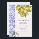 Invitation Carton d'invitation de mariage Citron de la Côte d<br><div class="desc">Un modèle de carton d'invitation de mariage d'inspiration méditerranéenne présentant des citrons à l'aquarelle, des fleurs blanches délicates et des bordures de carreaux bleus classiques d'Azulejo. Idéal pour les célébrations estivales ou les mariages de destination italiens. Ceci est un modèle numérique entièrement modifiable. Vous pouvez facilement personnaliser le texte, les...</div>