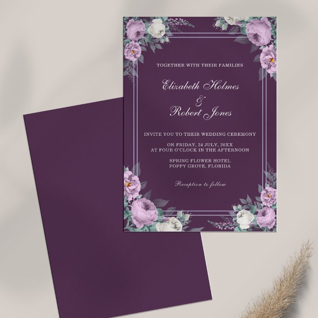 Invitation Carton d'invitation de mariage floral violet foncé (Dark Purple Floral Wedding Invitation on white table.)