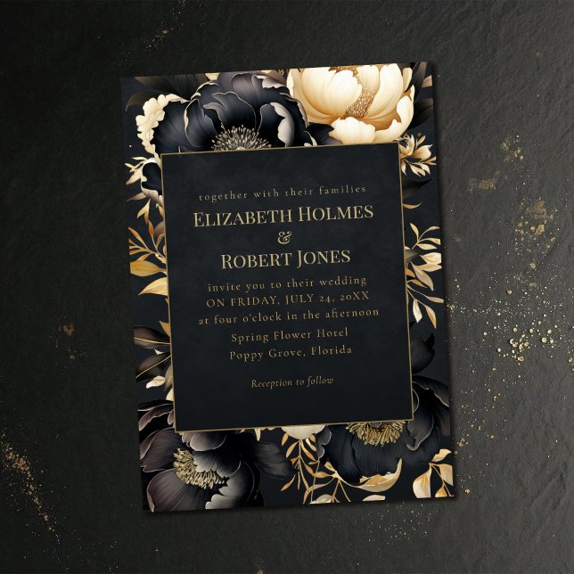 Invitation Carton d'invitation de mariage gothique noir et or (Gothic Black & Gold Peony Wedding Invitation on a dark vintage wedding table.)
