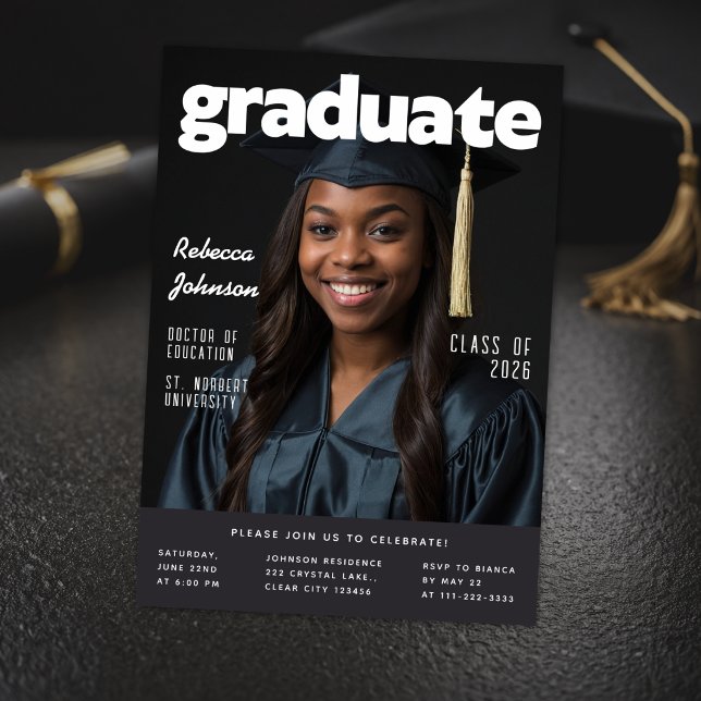 Invitation Carton d'invitation de remise de diplômes de style (Bold magazine style graduation invitation with modern layout and standout photo design.)