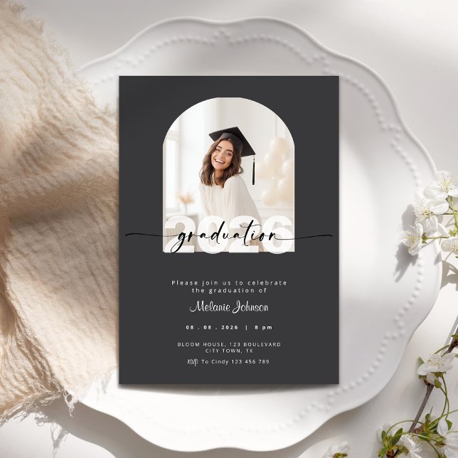Invitation Carton d'invitation de remise de diplômes Gris fon (Dark grey graduation invitation with photo.)