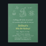 Invitation Cartons d'invitation à une fête d'anniversaire sur<br><div class="desc">Cette invitation d'anniversaire sur le thème des sciences est conçue pour ressembler à un tableau vert avec des gribouillages de diverses icônes scientifiques en blanc. Sur le devant, il y a un flacon de laboratoire, la structure de liaison chimique, un microscope, la formule d'énergie e=mc2 et un atome. Ajoutez vos...</div>