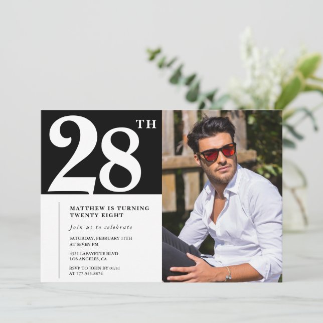 Invitation Cartons d'invitation noir et blanc pour 28e annive (Debout devant)