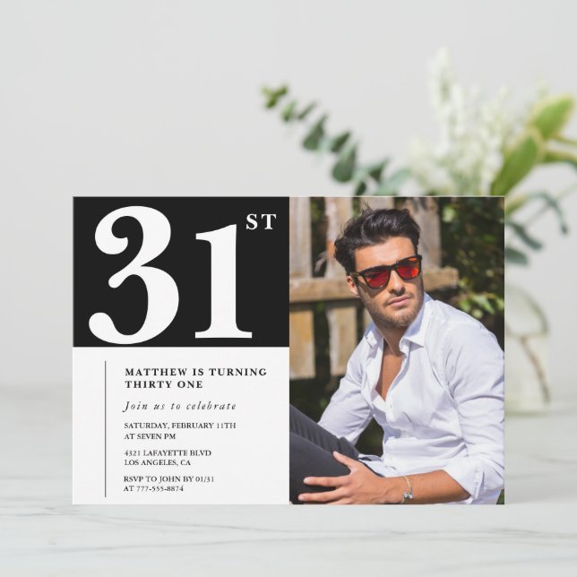Invitation Cartons d'invitation noir et blanc pour 31e annive (Debout devant)