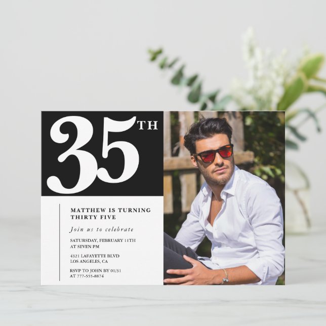 Invitation Cartons d'invitation noir et blanc pour 35e annive (Debout devant)