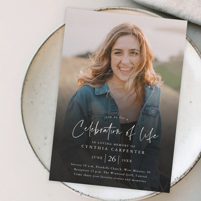 Invitation Célébration moderne de la vie Mémorial Funérailles (Modern handwritten script celebration of life photo memorial invitation.)