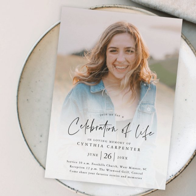 Invitation Célébration moderne de la vie Mémorial Funérailles (Modern handwritten script celebration of life photo memorial invitation.)