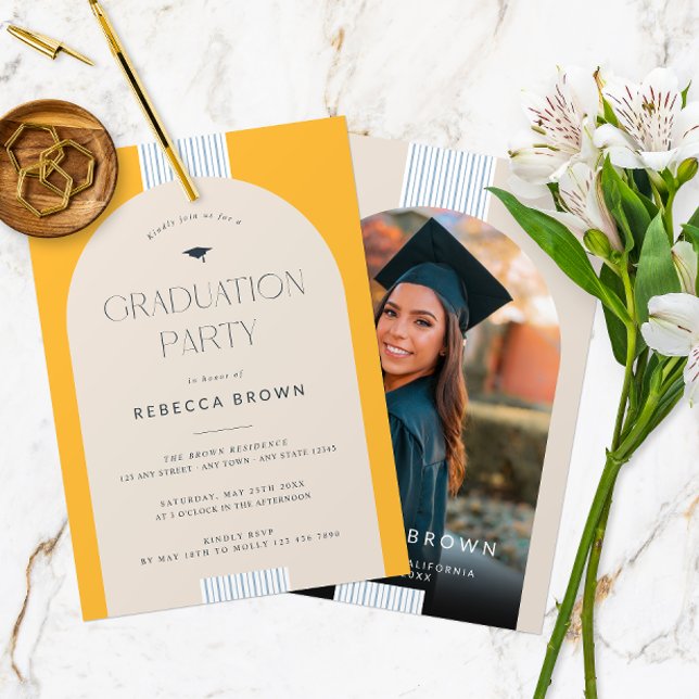 Invitation Célébrer dans le style : Graduation moderne (Front & back of a modern arch photo graduation party invitation card in fall gold & sweet gardenia. )