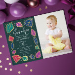 Invitation C'est une Gem Crystals Gemstone Kid Photo Annivers<br><div class="desc">Cette invitation anniversaire de enfant branchée "Elle est une perle" présente des couleurs bijoux avec cristaux et pierres précieuses. L'envers est orné d'un motif d'étoiles dorées scintillantes. Personnalisez-le selon vos besoins. Vous pouvez trouver des produits correspondants dans mon magasin.</div>