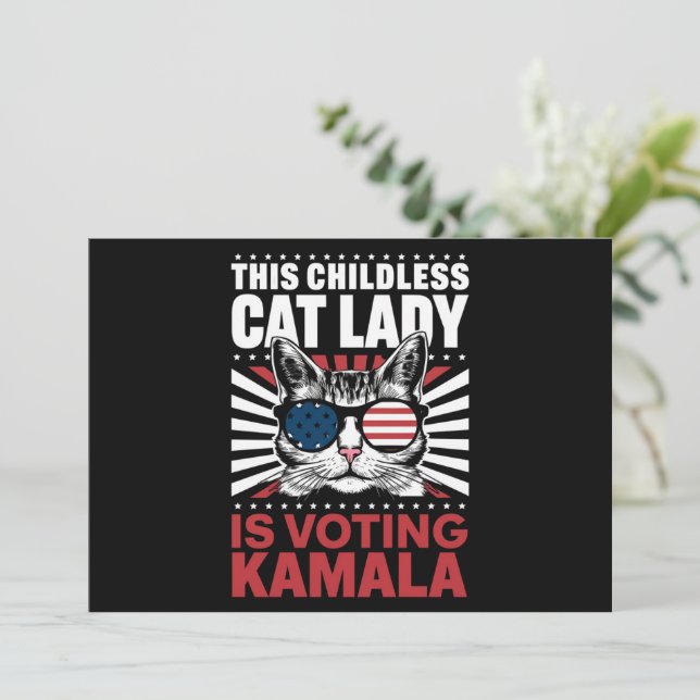 Invitation Cette dame au chat sans enfant vote Kamala 2024 (Debout devant)