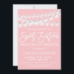 Invitation Chaîne Mason Rose Blanc Lumières Douce 16<br><div class="desc">Cette invitation simple et élégante pour fêter un sweet sixteen est parfaite pour un événement country moderne. Il est doté d'un bocal de mason blanc brillant accrochant des lumières à cordes sur le dessus d'un arrière - plan rose charme girly avec la typographie de script de brosse correspondante. C'est élégant,...</div>