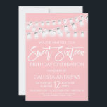 Invitation Chaîne Mason Rose Blanc Lumières Douce 16<br><div class="desc">Cette invitation simple et élégante pour fêter un sweet sixteen est parfaite pour un événement country moderne. Il est doté d'un bocal de mason blanc brillant accrochant des lumières à cordes sur le dessus d'un arrière - plan rose charme girly avec la typographie de script de brosse correspondante. C'est élégant,...</div>
