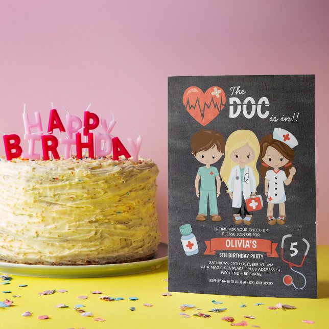 Invitation Chalkboard Doc est en Docteur Anniversaire ( Grab yourself a dose of absolute cuteness with our fun doctor themed birthday invitation. )